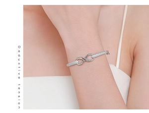 Détail du bracelet infini en argent s925 avec pavé de pierres sur un poignet