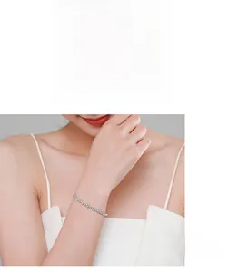Gros plan d'un bracelet bulles minimaliste en argent sterling S925 sur un poignet