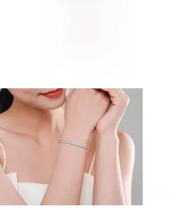 Gros plan d'un bracelet torsadé en argent S925 avec des détails en diamant étincelant