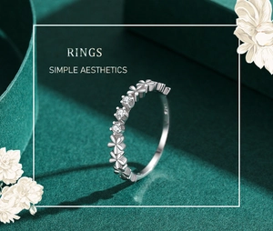 Gros plan détaillé d'une bague marguerite en argent S925 avec diamants scintillants