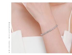 Détail du bracelet en argent S925 avec zircons scintillants sur le poignet d'une femme