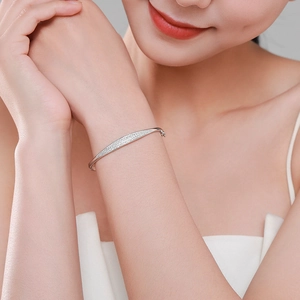 Bracciale rigido minimalista in argento S925 con pavé di diamanti a forma di navette