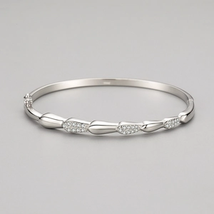 Bracelet jonc en argent S925 avec maillons en goutte d'eau et cristaux micro-pavés