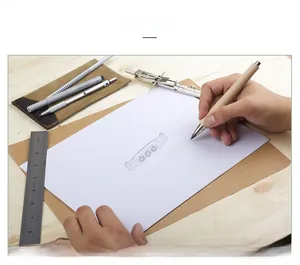 Croquis fait main d'une bague marguerite en argent S925 avec outils de dessin