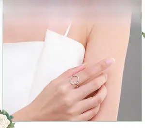 Gros plan détaillé de la bague en argent S925 avec motif ovale et sertissage micro-pavé
