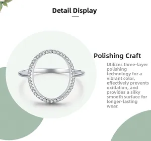 Détail de la bague ovale en argent S925 avec pavage de zircons et finition polie