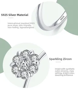 Dettaglio anello in argento 925 con design a fiore e incastonatura di zirconi
