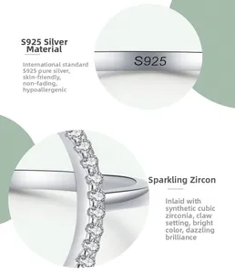 Détail de la bague en argent S925 avec zircone cubique ovale sertie de griffes