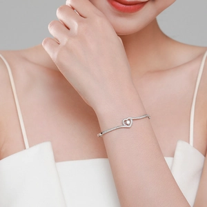 Bracelet coeur en argent sterling S925 avec zircons brillants porté par un mannequin