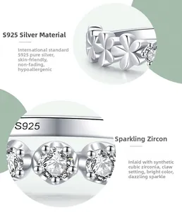 Vue détaillée de la bague marguerite en argent S925 avec zircons cubiques sertis à griffes