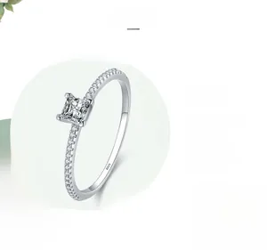 Dettaglio dell'anello in argento S925 con diamante taglio princess e micro pavé rifinito