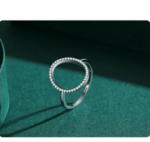 Gros plan sur la bague en argent S925 avec serti pavé ovale et zircons scintillants