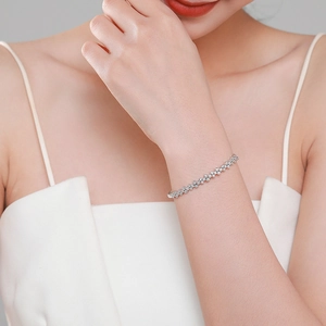 Bracelet bulles élégant en argent sterling s925 avec zircons scintillants au poignet féminin