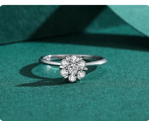 Dettaglio macro dell'anello in argento s925 con grappolo di zirconi floreali