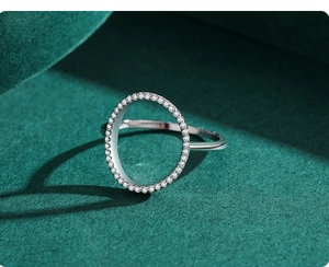 Détail d'une bague en argent s925 avec design ovale ajouré et pavé de cristaux