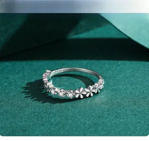 Vue détaillée d'une bague marguerite en argent sterling S925 avec zircons et poinçon S925