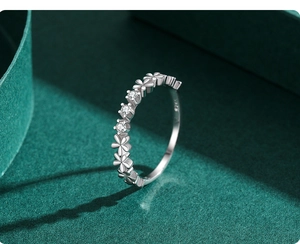 Vue macro du poinçon S925 à l'intérieur de la bague marguerite en argent fin
