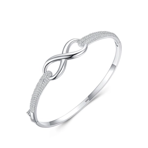 Bracelet jonc infini en argent massif S925 poli avec zircons blancs sur fond blanc