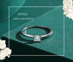 Nahaufnahme eines silbernen s925 Rings mit quadratischem Diamanten auf grünem Display