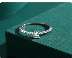 Macro di zirconia cubica taglio princess con castone pavé su anello in argento S925