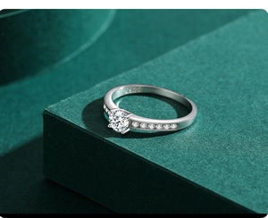 Dettaglio anello in argento S925 con diamante solitario tondo brillante e finitura lucida