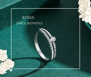 Détail macro d'une bague double couche en argent S925 torsadée avec micro-diamants
