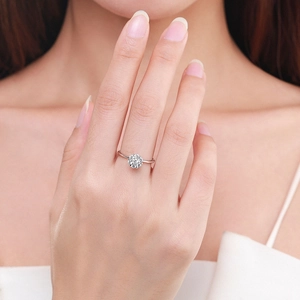 Anello a fiore in argento sterling S925 con grappoli di diamanti scintillanti su mano modella