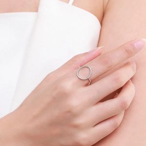 Bague élégante en argent s925 avec diamants étincelants style minimaliste sur main
