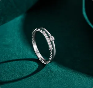 Detailopname van dubbellaagse S925 sterling zilveren ring met micro-pave kristallen