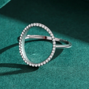 Bague élégante en argent S925 avec grand pavé de diamants ovales sur velours vert
