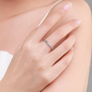 Bague marguerite en argent S925 avec zircons scintillants portée sur le doigt d'un mannequin