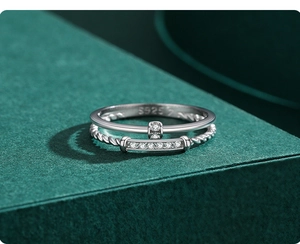 Macro-opname van S925 zilveren dubbellaagse ring met zirkoon en S925-keurmerkstempel