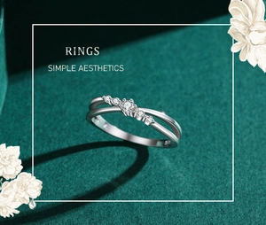 Détail de la bague en argent S925 avec cinq zircons sur un élégant velours vert foncé