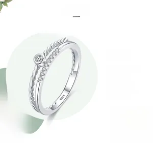 Vue détaillée bague S925 en argent sterling avec design torsadé et zircons cubiques sertis