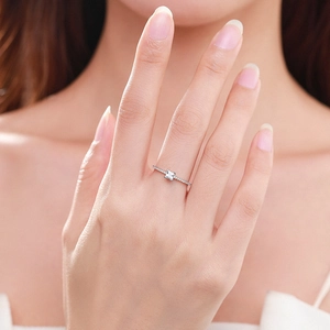 Anello minimalista in argento S925 con zircone taglio princess e micro-pave setting