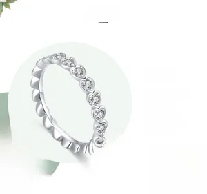 Detail of s925 silver heart ring featuring polished finish and sparkling zircon stones
