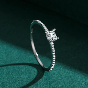 Anello in argento sterling S925 con zircone a taglio quadrato e micro-pave di diamanti