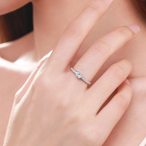 Anello di fidanzamento classico in argento 925 con diamante e pietre laterali