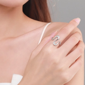 Elegant S-shaped wavy S925 sterling silver ring with cubic zirconia on female hand