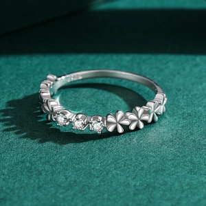 Bague marguerite en argent S925 avec trois oxydes de zirconium brillants sur fond vert foncé