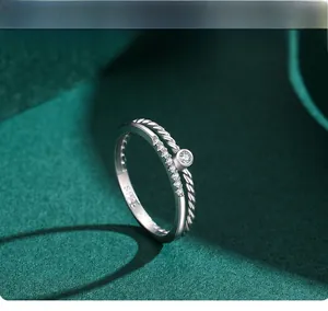 Détail d'une bague double couche en argent S925 torsadée avec micro-pavage de zircon