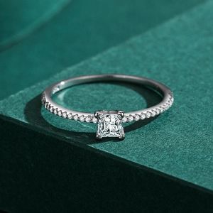 Elegante anello di fidanzamento in argento S925 con diamante taglio cushion e pavé