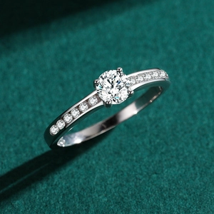 Anello di fidanzamento classico in argento 925 con solitario a quattro griffe e pavé
