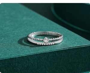 Vue macro de la bague double couche en argent S925 avec anneaux torsadés et zircons fins