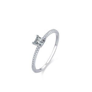 Elegante anello in argento sterling S925 con zircone quadrato e pavé su uno sfondo bianco