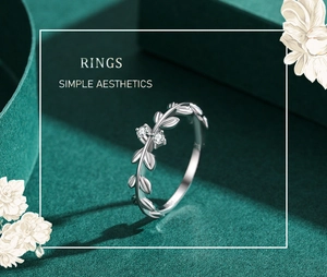 Détail de la bague feuille d'olivier en argent S925 sertie de petits zircons brillants
