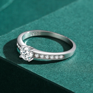 Anello di fidanzamento in argento S925 con zircone tondo e montatura a quattro griffe