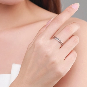 Minimalistische S925 sterling zilveren dubbellaagse ring met fonkelende zirkonia