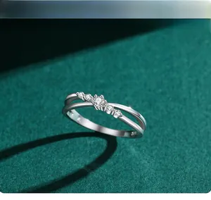 Gros plan sur une bague croisée en argent S925 sertie de cinq zircons cubiques clairs