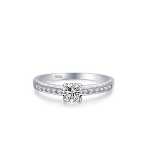 Elegante anello in argento sterling S925 con pietra brillante a taglio rotondo